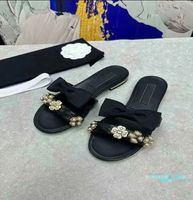 2023 Designer Bowtie Terlik Katırları Çiçek Seri Siyah Bow Pearl Pians Toka Slaytları Sandalet Terlik Boyutu 35-41