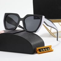 Moda lüks güneş gözlükleri tasarımcı mektup kadınlar erkekler polarize gözlük kıdemli UV400 gözlük kadınlar için gözlük siyah beyaz çerçeve vintage metal güneş gözlükleri