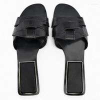 Slippers 2023 Women Black Summer Flats Sandals عارضة في الهواء الطلق الإناث مثير شاطئ زلة على حذاء الذهب النعال بالإضافة إلى الحجم