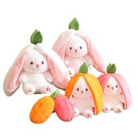 Plush Molls 18cm Cosplay Strawberry Rabbit Bolsa creativa de juguete de peluche en la transformación de frutas Baby Cuddly Bunny Plushie Doll para Kid 230413
