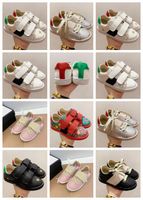 Marka Tasarımcı Ayakkabı Bebek Spor Ayakkabıları Yenidoğan Kız Kızlar Kalp Yıldızı İlk Yürüyüşçüler Crib Deri Ayakkabı Çocuklar Dantel Up Aplikeler Nefes Alabilir Ayakkabı Prewalker Spor Kekatçıları 24-35