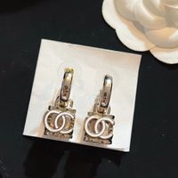 Zwei -Buchstaben -Cutout -Charmohrringe. 18K Gold-plattiertes Messingmaterial Chinesischer Palaststil Luxusohrringe Designer für Frauen. Mode 925 Silbernadel Areten