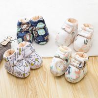 Första vandrare plus sammet tjockt babyskor födda skor varm höst och vinterpojkflickor strumpor 0-12 månader sovande bomullssko omslag