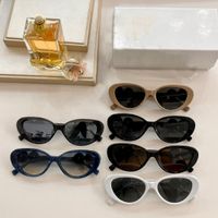 Occhiali da sole per donne per donne che vendono occhiali da sole della moda da sole da sole Gafas de Sol Glass Uv400 Lens con scatola abbinata casuale 8452