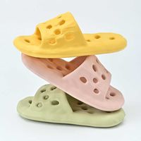 Slippers 2023 Mulheres de novo homem chinelos simples brechas de cores sólidas no banheiro do favo de mel no verão Sandals de piso de madeira G230210