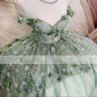 2023 Vestidos de quinceanera verde empoeirado 3d Apliques de renda floral Apliques artesanais Flores de babados do ombro personalizado Feed Sweet 15 16 Princess Pageant Ball vestido de bola vestidos