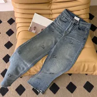 2023 Дизайнерские джинсы женские женщины Новая середина вайста прямой джинсы Joker Jeans Lotus Leaf Leaf Leg Leats Письмо украсить отдых. C4