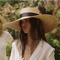 Berets 2023 Big Brim Straw Hats for Women Summer Summer Beach Hat UV Protection Sun بالجملة