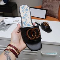 2023 zapatillas Diseñador de toboganes de goma Sandals Mujeres con tacón bajo zapatos informales clásicos de la playa de punta abierta chanclas de color puro de moda sandalias de verano