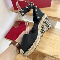 Diseñador de lujo Mujeres Paty Dress Zapatos de sandalias de cuero genuinas Cuaradas Pombas de remaches Tacones altos EMPADRILLES Diseño de zapatos Bomba de vacaciones Zapatillas Mujer