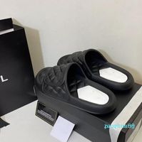 2022 C 최신 컬러 슬리퍼 남녀 여성 크기 35-40 두께 바닥 평평한 슬라이드 베개 26 레이디 샌들 버블 신발 하이힐 슬리퍼