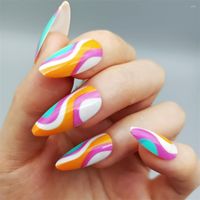 Yanlış Tırnaklar 24 adet Set Candy Rengi Yaz Swirls Waves Tasarım Pembe Pastel Anında Pres Badem Uzun Ev Manikür