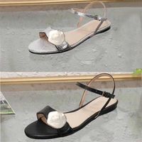 Mulheres de couro preto retro fivela de metal marmont embelezado moda aberta de p￩ des sandals sandallias decora￧￣o de hardware plana Summer261y