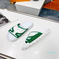 Italian Men Designer Luxo Selppers de Coloque Flip Flip Sapatos Bordados planos Sandálias planas Prind Praia Rainbow Letters 35-47