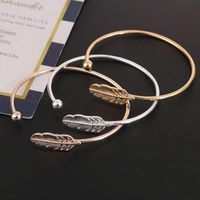 Brazalete coreano Fashion Feather Metal Bracelet Temperamento Girl Girl 2023 Haz un regalo de fiesta exquisito