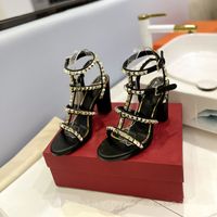 Diseñador de lujo Sandalias de cuero genuino para mujer Remaches de moda Tacones altos súper gruesos Bombas Slingbacks Zapatos de diseño de verano Zapatillas Mujer Pies femeninos 2023