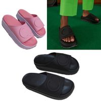 Italienische Designer-Damen-Slide-Sandale mit ineinandergreifenden, geprägten Vintage-Herren-Sommer-Strand-TPU-Gummi-Slippern mit 5 cm Erhöhung, rosa-lila Plateau-Slide-Sandalen
