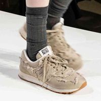 أحذية غير رسمية 2022 MIU مشتركة العلامة التجارية الجديدة Bailun Tannin Drestruction Pure White Women للرجال الأحذية غير الرسمية