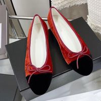 مصممة فاخرة نساء أحذية غير رسمية أزياء Vetvel Bowknot Round Toe Tlip on Woman Loafers Runway Arfft Ambled Color Flats Flats Party Shoed 2023