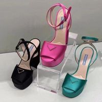 Moda saten sandalet tasarımcı üçgen toka dekorasyon tıknaz topuklu kadın ayakkabıları en kaliteli 13 cm yükseklikte topuklu deri taban platformu topuk roman sandal 35-42