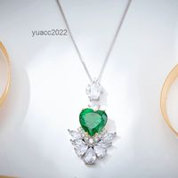 Nuova collane a pendente Nuova collana di smeraldo femminilit￠ alta senso dell'amore a forma di cuore Catena di gettature a pendente S925 Gioielli in argento