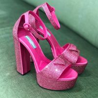 Kadınlar için En Kaliteli Sandalet Klasik Üçgen Toka Kadın Yüksek Topuklu Elbise Ayakkabı Moda Ayak Bileği Kayışı 13.5cm Topuklar Gerçek Deri Platform Topuk Sandal