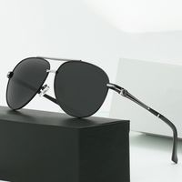 Классические пилотные солнцезащитные очки для мужчин за рулем солнечных очков.