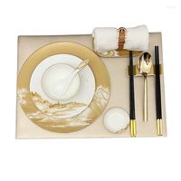 Płytki Ceramiczny luksusowa ładowarka stołowa Zestaw białej i złotej talerza obiadowego naczynia orientalne Platos porcelana sztućce