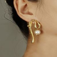 Stud Pearl Ohrringe europäische und amerikanische Persönlichkeit von Frauen, einfache Fashion Light Luxus All-Match-Ohrringe