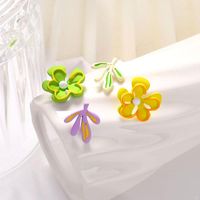 Pendientes de semental S925 Flor asimétrica de aguja de plata para mujeres Accesorios de personalidad de tendencia de color de verano
