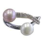 L'anello è intarsato con pietre laterali piccole zirconi cubi due perle d'acqua dolce naturali che sono alla moda eleganti belle e generose