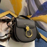 Bolsos de noche 2022 bolsos para el hombro para mujer diseñadores de lujo de cuero de cuero marcas de decoración de anillo femenino ovalado con dos correas