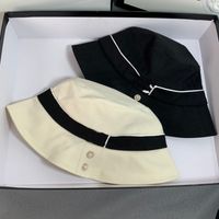 22SS Siyah Beyaz 2 Cilor Geniş Şapkalar Moda Şerit Mektup Baskı Balıkçı Şapkası PU Deri Marka Tasarımcısı Kadın Top Kapak Katlanabilir Seyahat