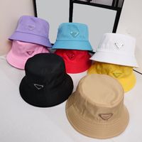 22SS P Aile Üçgen Tasarımı Geniş Kötü Şapkalar Moda Izgara Şerit Mektup Baskı Balıkçı Şapka PU Deri Marka Kadın Top Kapak Katlanabilir Seyahat Güneşlik