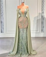 Gr￼ne Perlen Meerjungfrau Prom Kleider mit Cape -Spitzen -Applikat V Hals Women Gowns Illusion Sweep Zug formelle Abendkleid