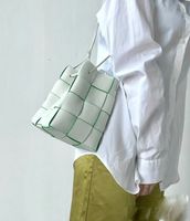 Diseño tejido de bolsas de cubo de cuerpo único de hombro único en blanco y negro