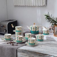 Fiori d'oro di lusso europeo di lusso caffè e set di tè tazze di porcellane di porcellane pomeridiane ceramiche.
