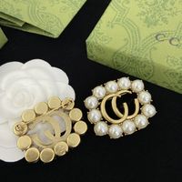 Luxury Women Men Designer Brand Letter Broches 18k Gold Insoled Crystal Joyeston Jewelry Broche Charm Pearl Pin casado Carrete de regalos de fiesta de Navidad182