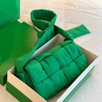 Tops Quality Luxury Designer Sacs Femme sac ￠ main Sac ￠ bandouli￨re Sac ￠ bandouli￨re avec petit paquet d'oreiller tiss￩ en nylon ￠ sac ￠ main doux confortable