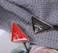 Tri￢ngulo invertido europeu e americano Broche no estilo coreano Novo designer Metal Metal Jewelry Suit Shirt Pin Acess￳rios