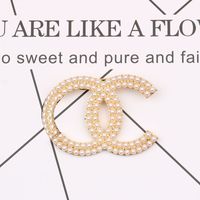 Marca clássica de luxo Desinger Pearl Broche famosos famosos mulheres shinestone letras duplas broches Suit Pin Fashion Jewelry Roupas Decoração de Acessórios