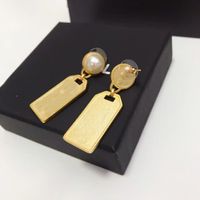 Charm Ohrringe Persönlichkeit Big Pearl 18K Gold plattiert Typenschild Anhänger Modemarke Ohrringe Designer für Frauen Hochzeitsfeier Hochqualität mit Schmuckschachtel Braut