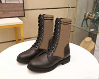 2023 Designer de luxo feminino Rockoko Botas de motoqueiro de couro preto com tecido de tecido de bota de bota de tecido de combate