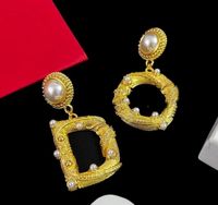 2022 Nouveaux boucles d'oreilles en laiton rétro conçues D Letters Pearls Pendants 18K Gold plaqué anti-allergies Femme Femme Clip de créateur de bijoux