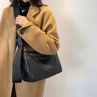 أكياس مسائية 2022 حقائب اليد للأزياء النسائية الرجعية الصلبة بلون بولي كتف الكتف الإبطاء.