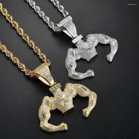 Подвесные ожерелья хип -хоп модные украшения шарм европейский с сильным мускулистым человеком, встроенным в мини -цирконии
