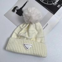 Tasarımcı Şapkalar Lüks Beanie Kış Şapkası Kadın Kadınlar Sıcak Beanies Faux Kürk Pom Poms Bobble Hat Örgü Kafatası Kapa Siyah Beyaz Pra Mektup Kadın Bonnet Casquette