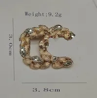 Carta de marca de designer de luxo broches 18k Gold Bated Women Women Inclay Crystal Rhinestone Charm Suit Pin Gift Jewelry Acessorie