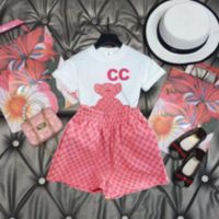 23 juegos de ropa de dise￱ador de lujo camiseta para ni￱os camello rosa monogramado de moda brit￡nico marca de moda brit￡nica tesoros de verano y algod￳n de ni￱as dos piezas