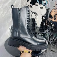 2023 Роскошные дизайнерские сапоги Paris Гладкий телячья трактор 20-мм шнурки для ботинки женские туфли матовая кожа зима моды жены на открытые кроссовки